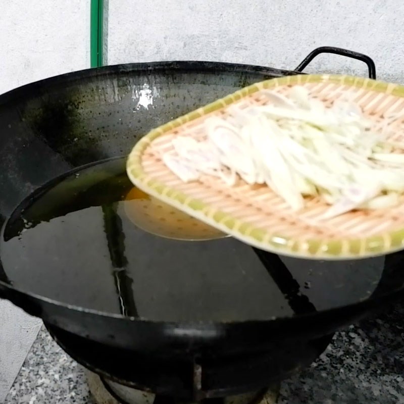 Bước 5 Chiên sả và lá nốt cá tầm rang muối