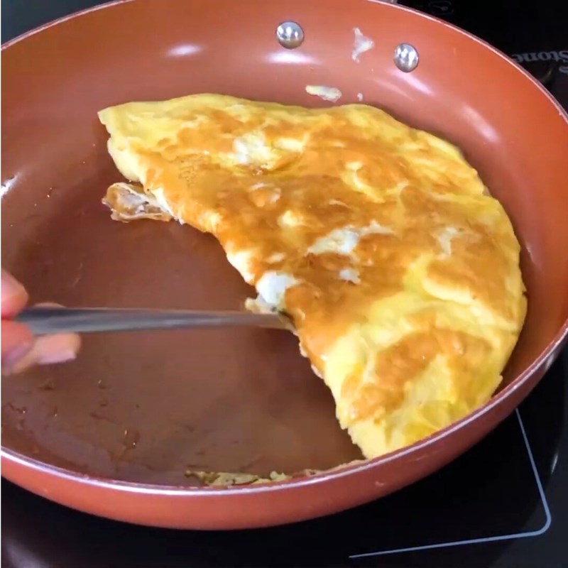 Bước 3 Chiên trứng Bún cuốn