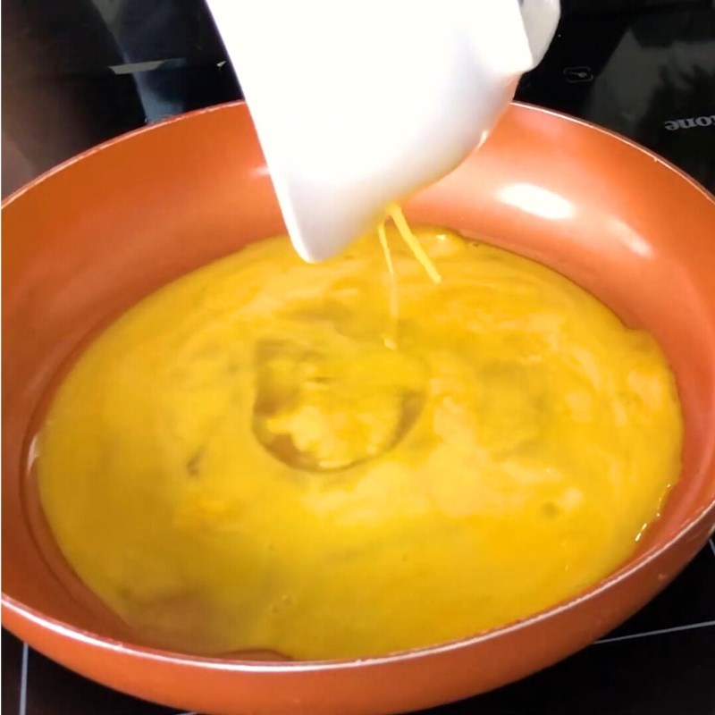 Bước 3 Chiên trứng Bún cuốn