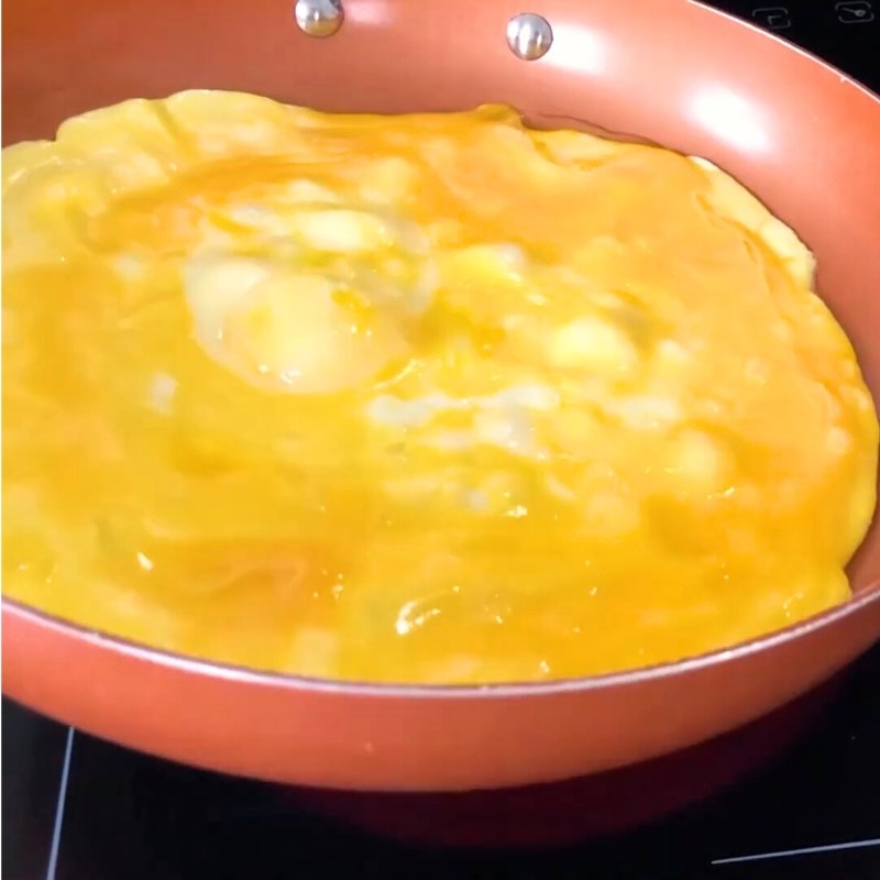 Bước 3 Chiên trứng Bún cuốn