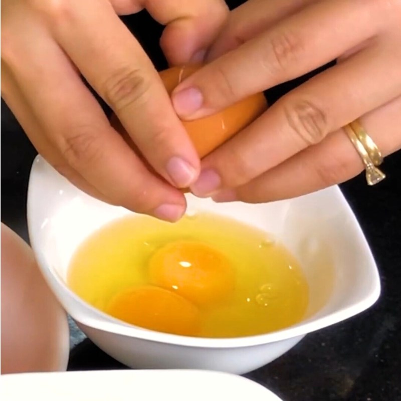 Bước 3 Chiên trứng Bún cuốn