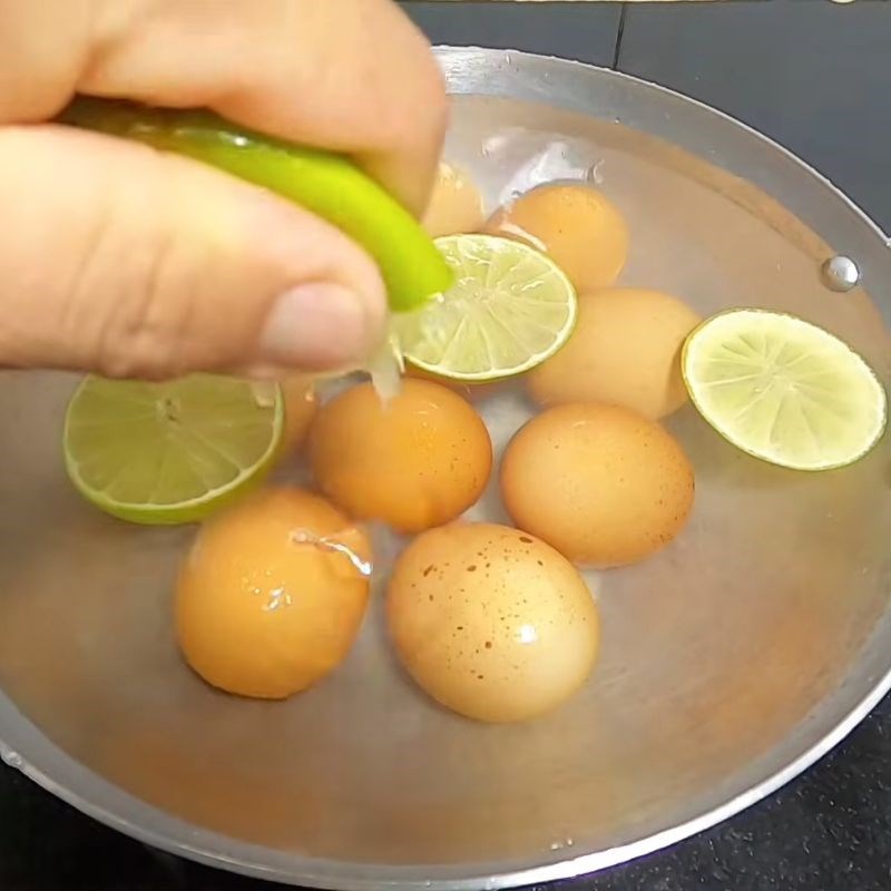 Bước 2 Cho chanh vào trứng Trứng gà luộc