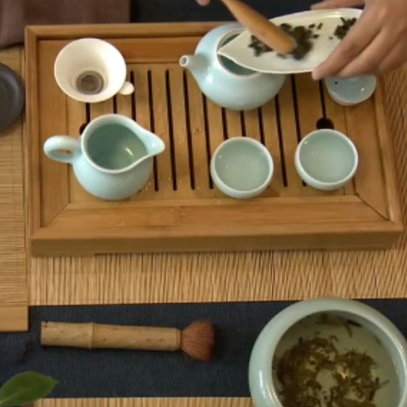 Bước 2 Cho lá trà ô long vào ấm Trà ô long