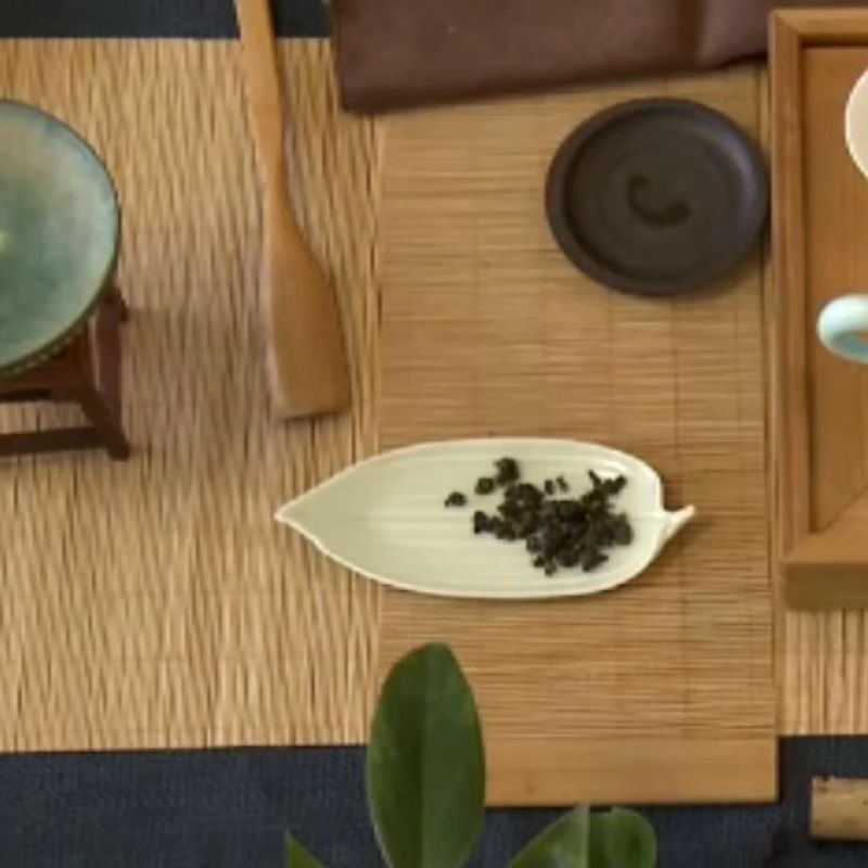 Bước 2 Cho lá trà ô long vào ấm Trà ô long