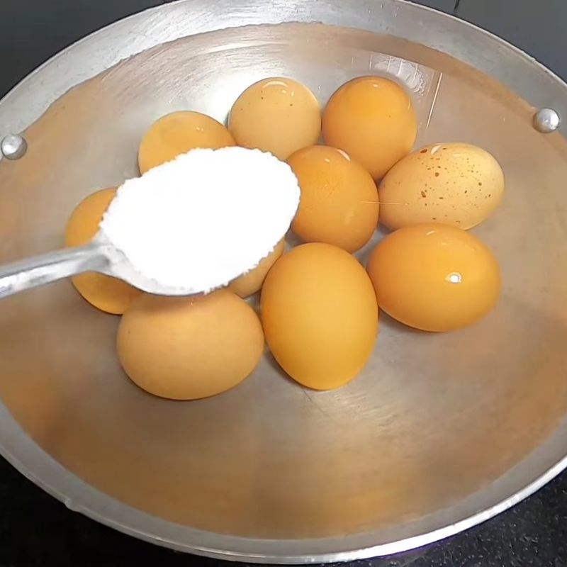 Bước 1 Cho muối vào trứng Trứng gà luộc