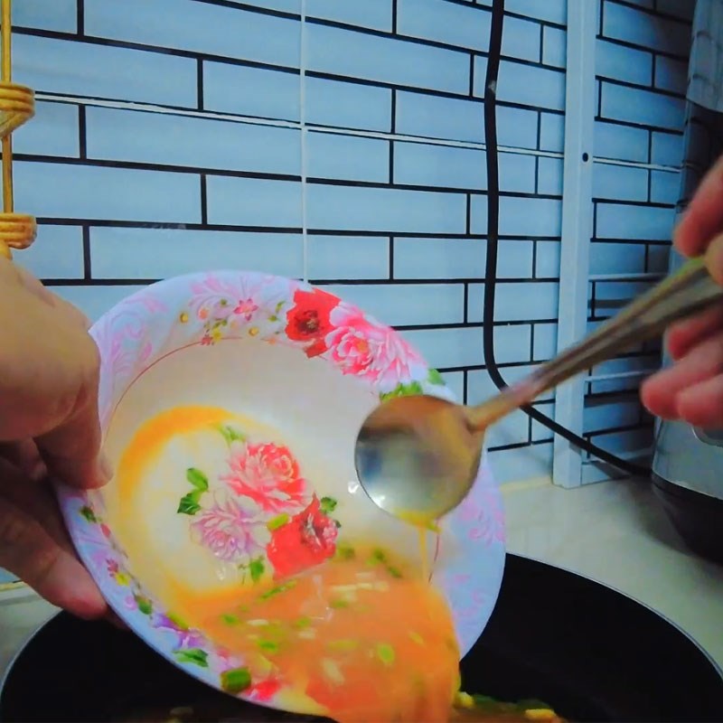 Bước 3 Cho trứng vào nồi chiên không dầu chiên trứng bằng nồi chiên không dầu