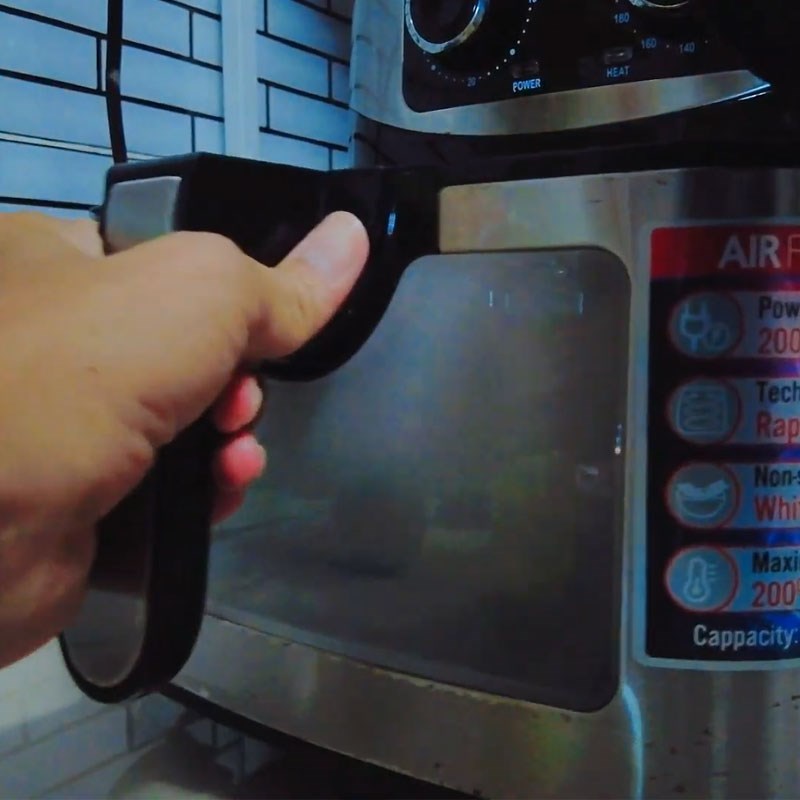 Bước 3 Cho trứng vào nồi chiên không dầu chiên trứng bằng nồi chiên không dầu