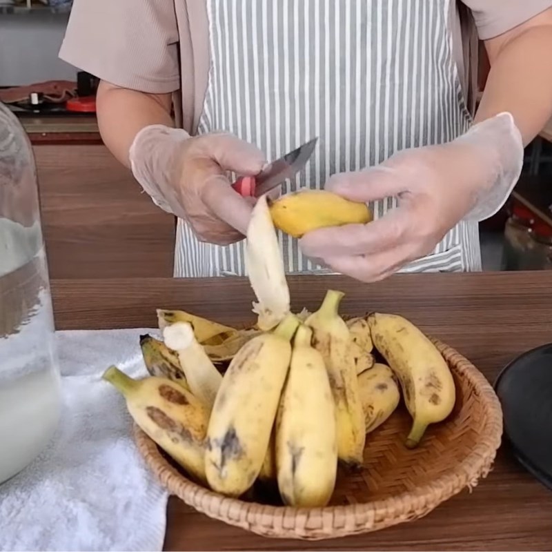 Bước 1 Chuẩn bị dụng cụ và sơ chế chuối Giấm nuôi bằng chuối