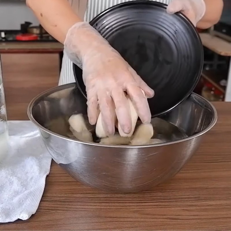 Bước 1 Chuẩn bị dụng cụ và sơ chế chuối Giấm nuôi bằng chuối