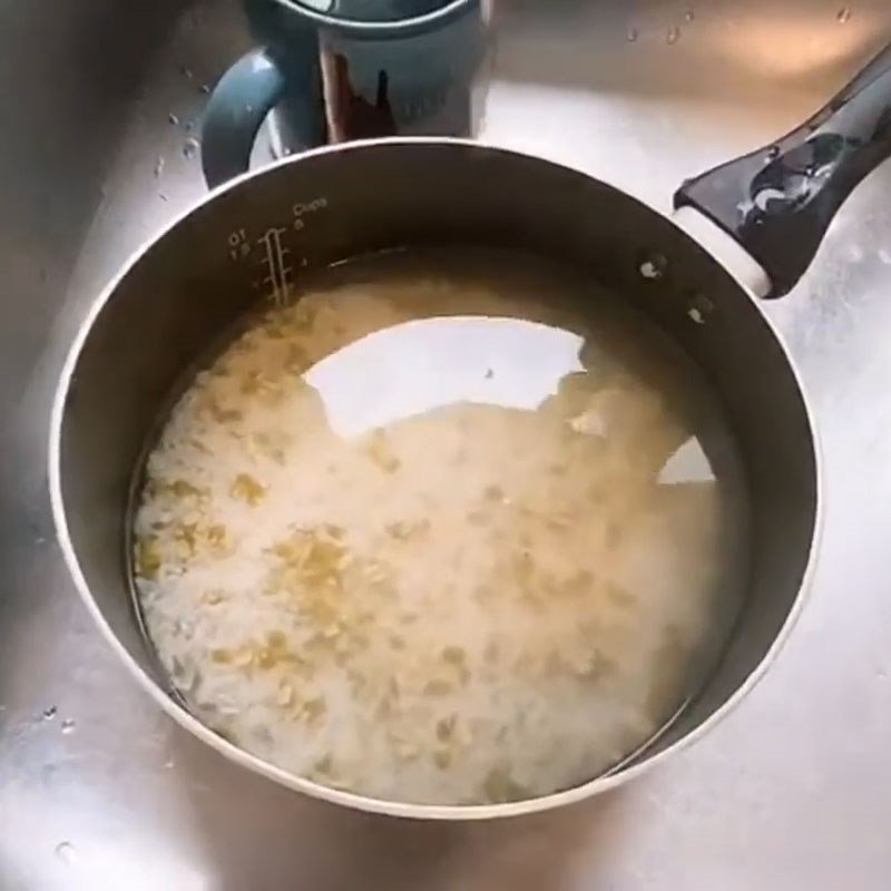 Bước 2 Chuẩn bị gạo và đậu xanh cháo cá hồi không tanh