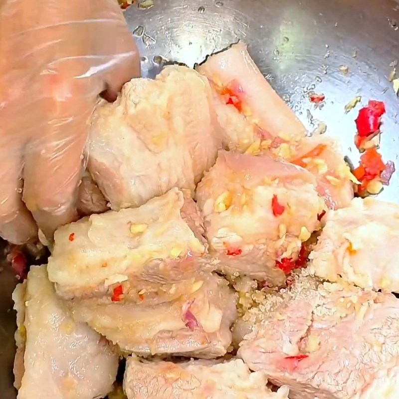 Bước 2 Chuẩn bị gia vị và ướp thịt Thịt kho tàu truyền thống