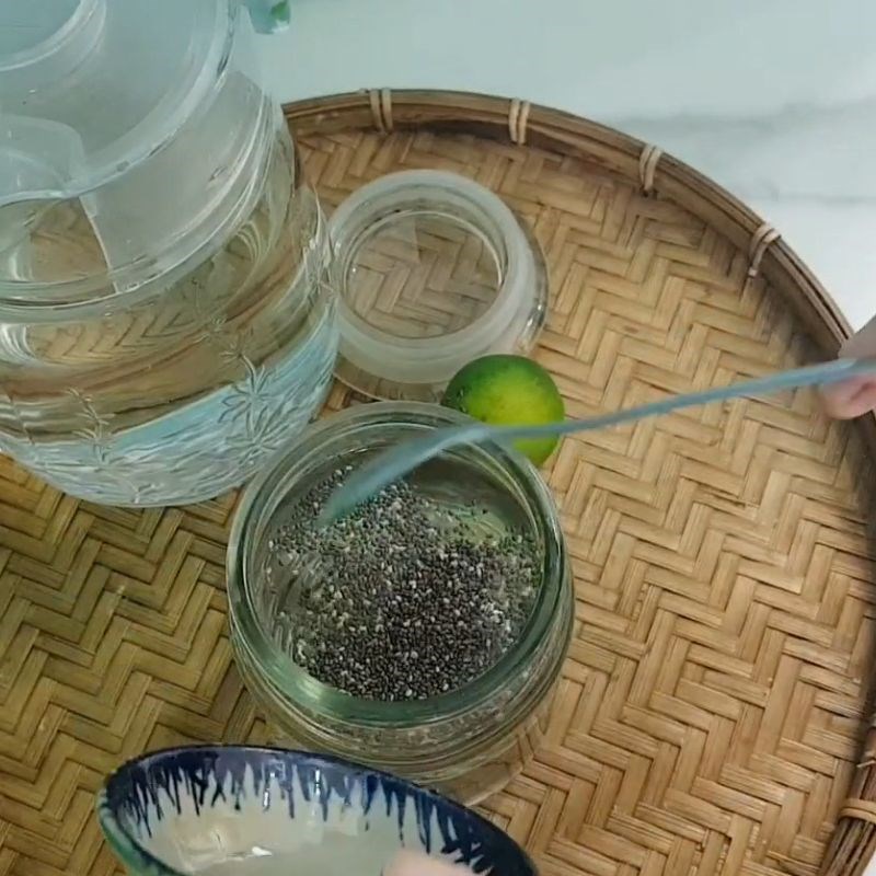 Bước 1 Chuẩn bị hạt chia và nước detox Nước chanh giảm cân