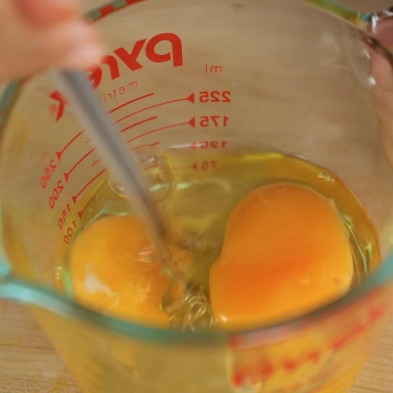 Bước 2 Chuẩn bị hỗn hợp trứng dashi mềm mịn Trứng hấp kiểu Nhật