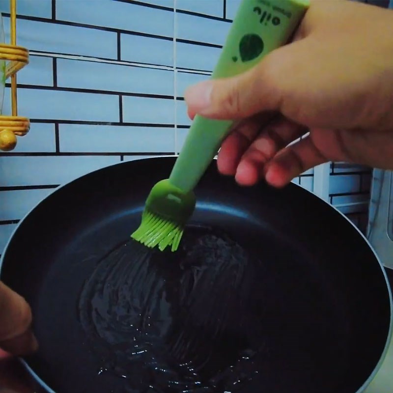 Bước 2 Chuẩn bị khay chiên chống dính chiên trứng bằng nồi chiên không dầu