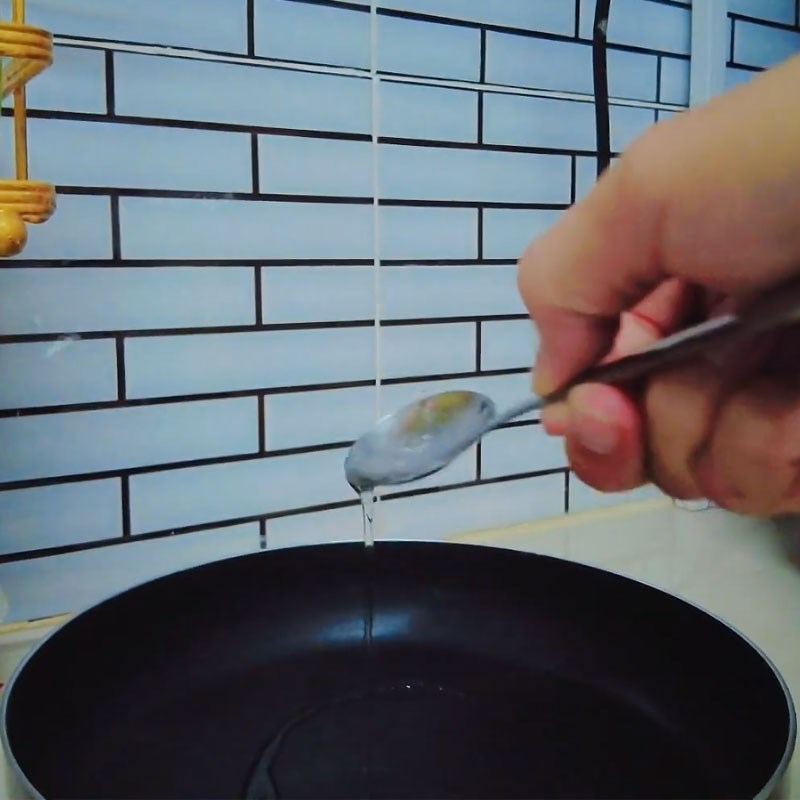 Bước 2 Chuẩn bị khay chiên chống dính chiên trứng bằng nồi chiên không dầu