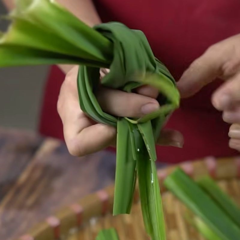 Bước 2 Chuẩn bị lá dứa, thục địa và la hán quả Trà bí đao tươi