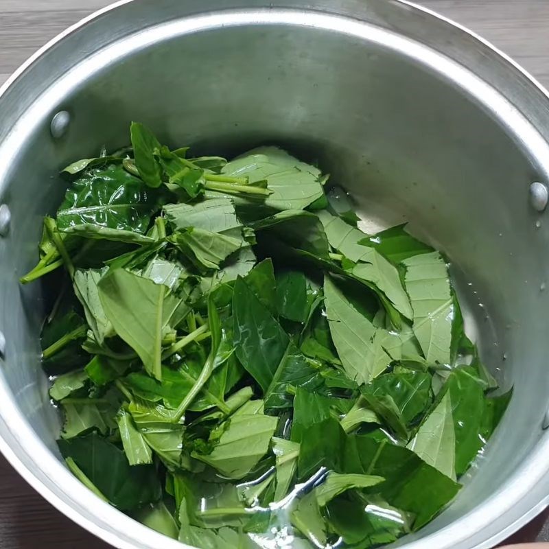 Bước 2 Chuẩn bị màu lá cẩm và nhào bột năng Chè trôi nước bằng bột năng