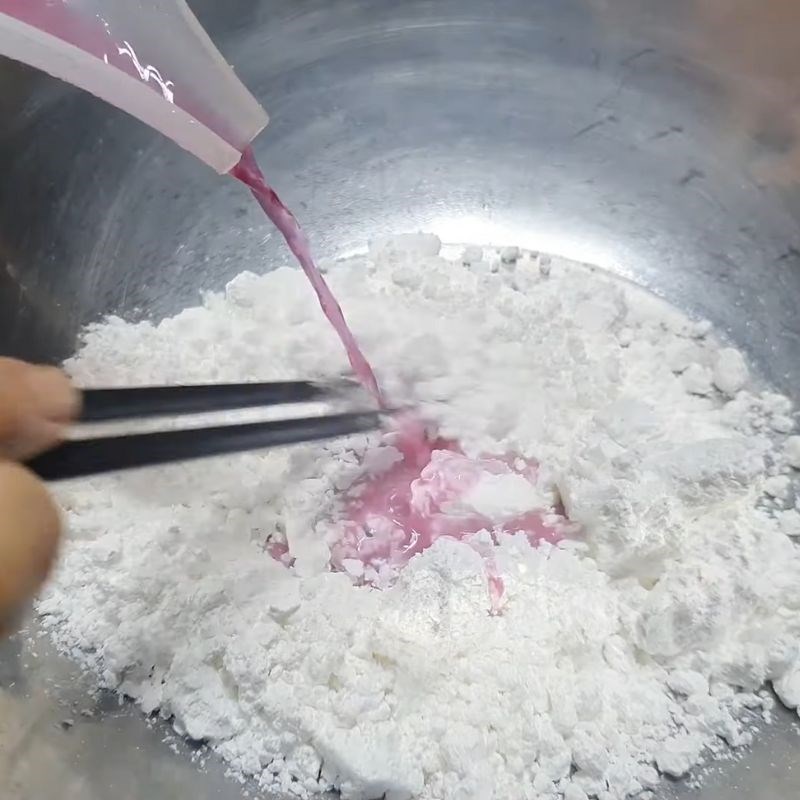 Bước 2 Chuẩn bị màu lá cẩm và nhào bột năng Chè trôi nước bằng bột năng