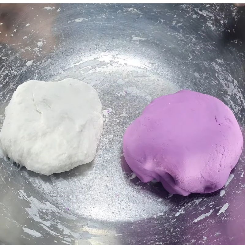 Bước 2 Chuẩn bị màu lá cẩm và nhào bột năng Chè trôi nước bằng bột năng