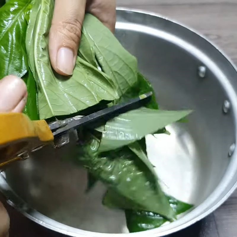 Bước 2 Chuẩn bị màu lá cẩm và nhào bột năng Chè trôi nước bằng bột năng