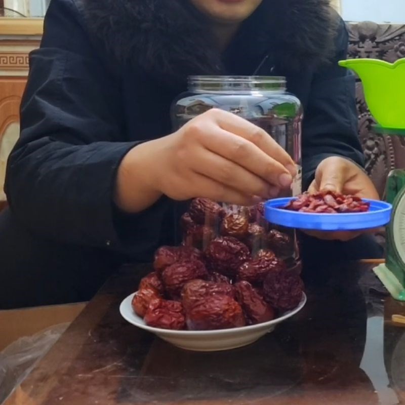 Bước 1 Chuẩn bị nguyên liệu và bình ngâm rượu táo đỏ kỷ tử Rượu táo đỏ kỷ tử