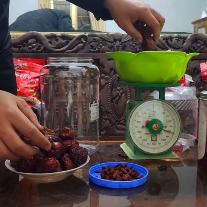 Bước 1 Chuẩn bị nguyên liệu và bình ngâm rượu táo đỏ kỷ tử Rượu táo đỏ kỷ tử