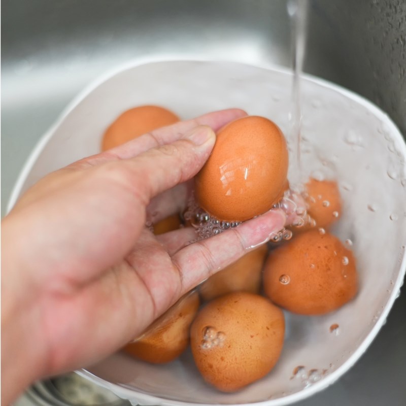 Bước 1 Chuẩn bị nguyên liệu và nồi luộc trứng Trứng luộc dễ bóc