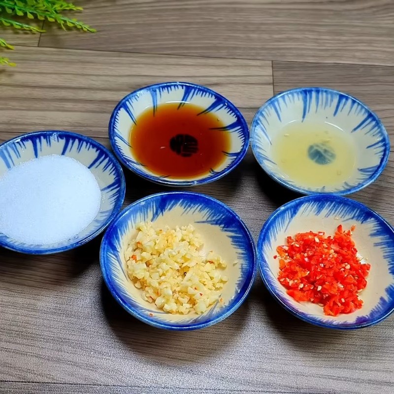 Bước 1 Chuẩn bị nguyên liệu Nước mắm trộn gỏi gà cay chua ngọt