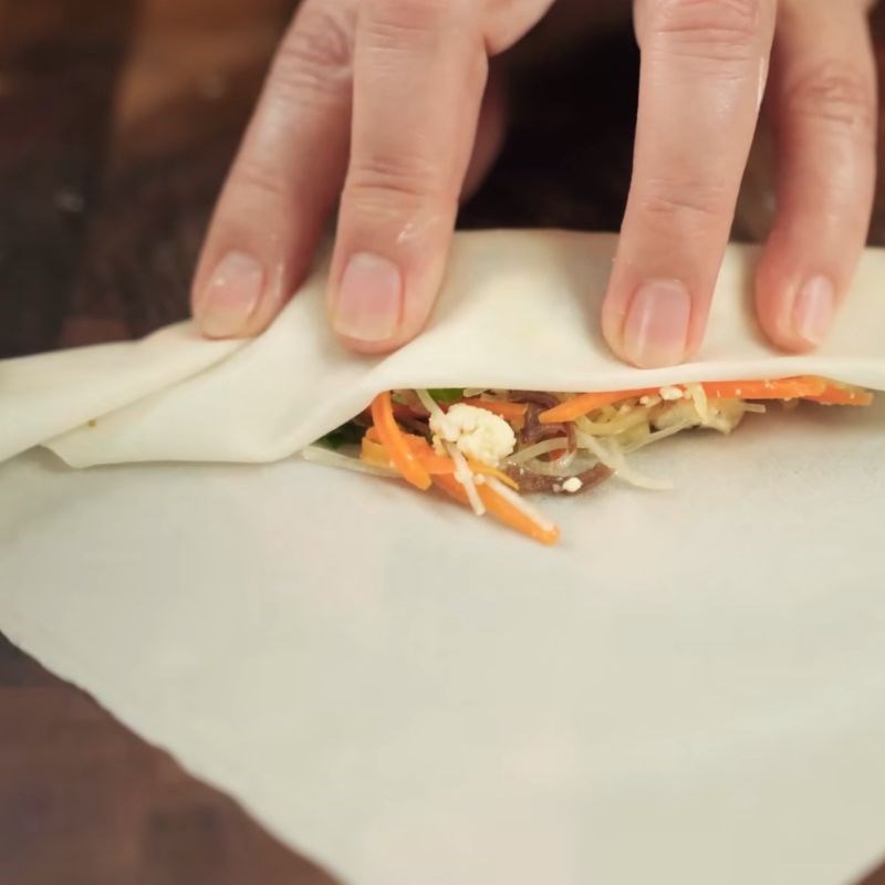 Bước 5 Cuộn chả giò đẹp mắt Chả giò chay khoai môn đậu xanh