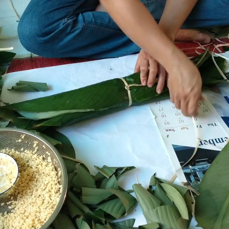 Bước 4 Cuộn chặt và buộc lạt ngang tạo dáng Bánh tét bằng lá dong