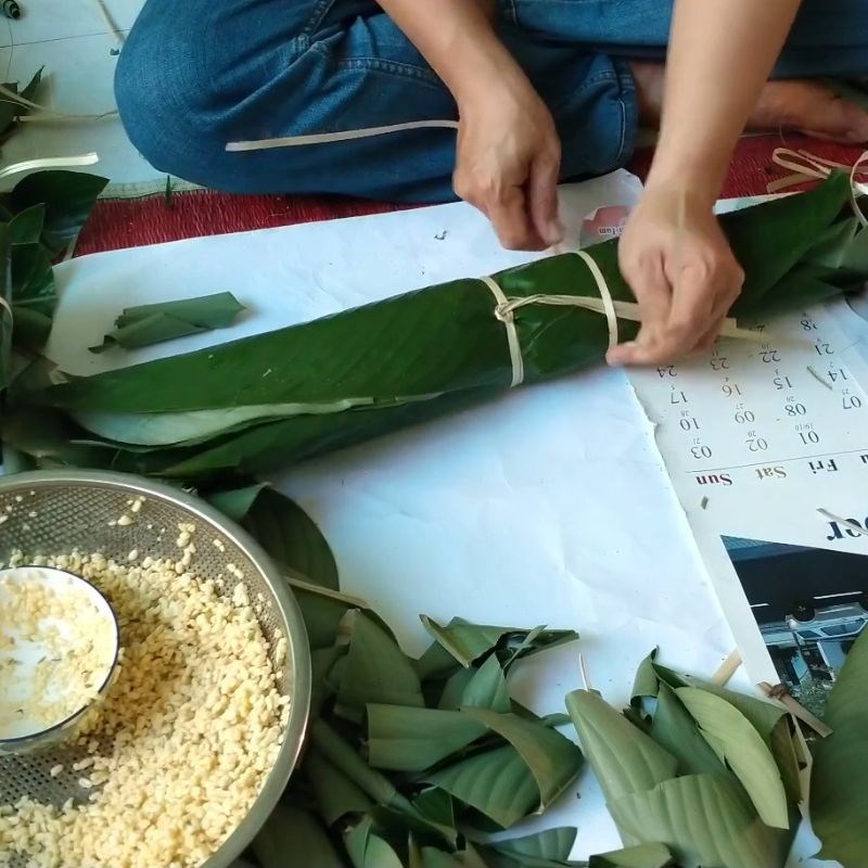 Bước 4 Cuộn chặt và buộc lạt ngang tạo dáng Bánh tét bằng lá dong