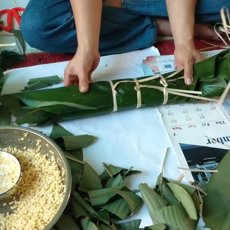 Bước 4 Cuộn chặt và buộc lạt ngang tạo dáng Bánh tét bằng lá dong