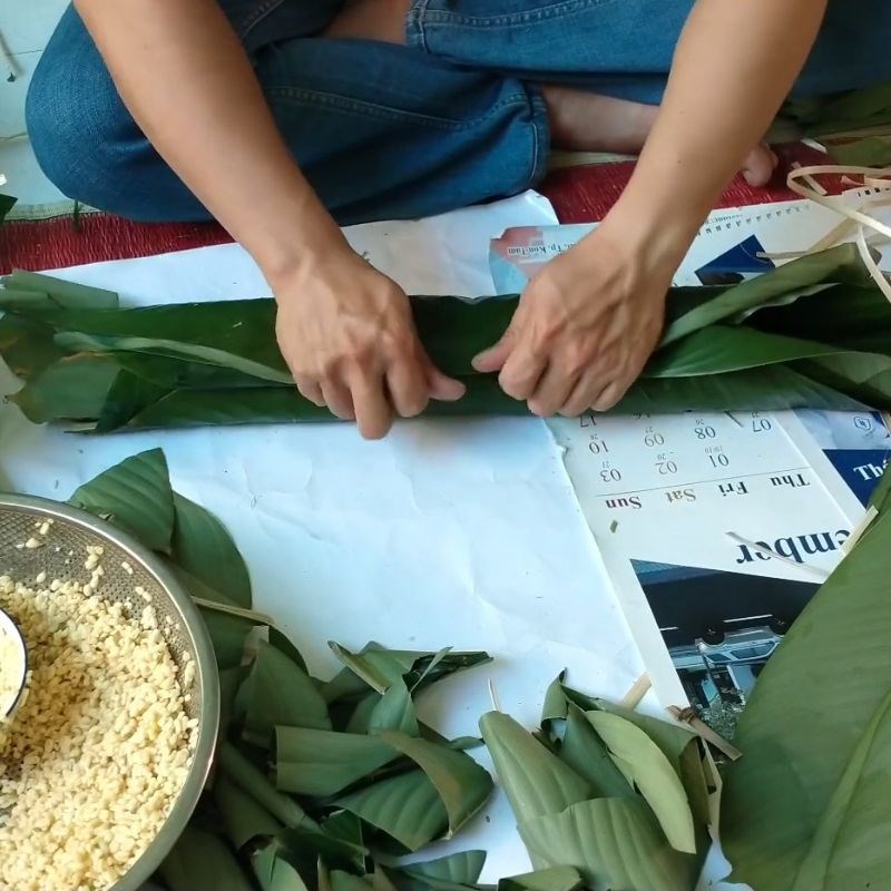 Bước 4 Cuộn chặt và buộc lạt ngang tạo dáng Bánh tét bằng lá dong