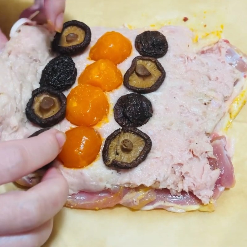 Bước 3 Cuộn và gói giò gà nấm hương Giò gà nấm hương