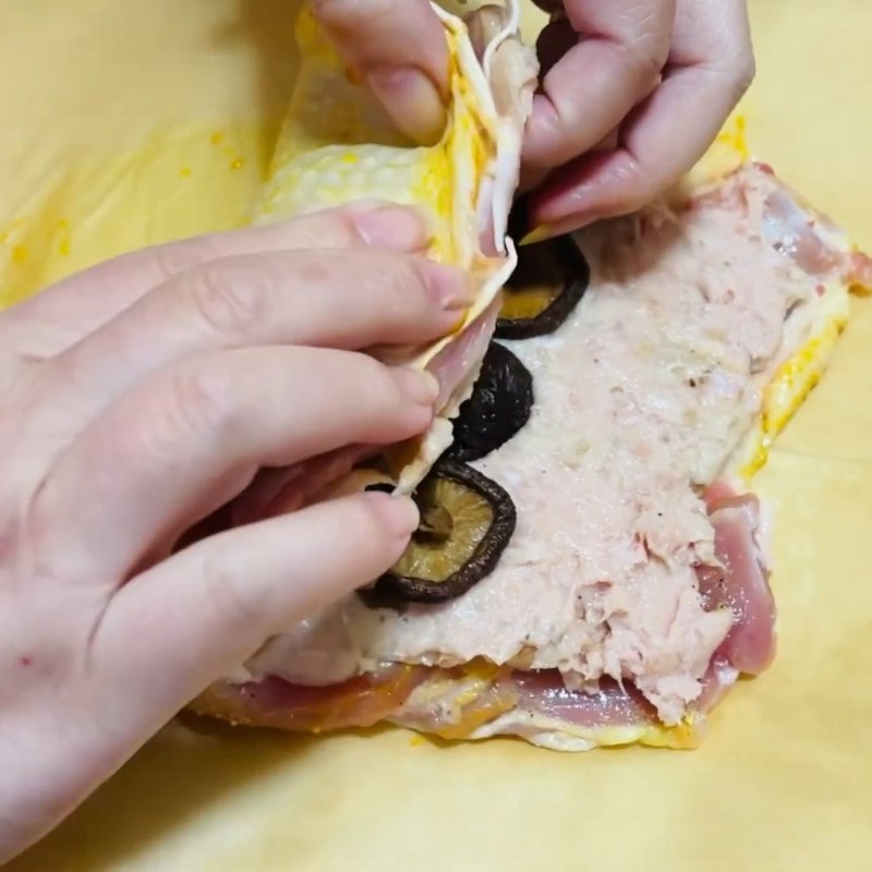 Bước 3 Cuộn và gói giò gà nấm hương Giò gà nấm hương