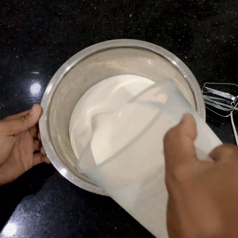 Bước 2 Đánh bông kem muối Kem muối cà phê