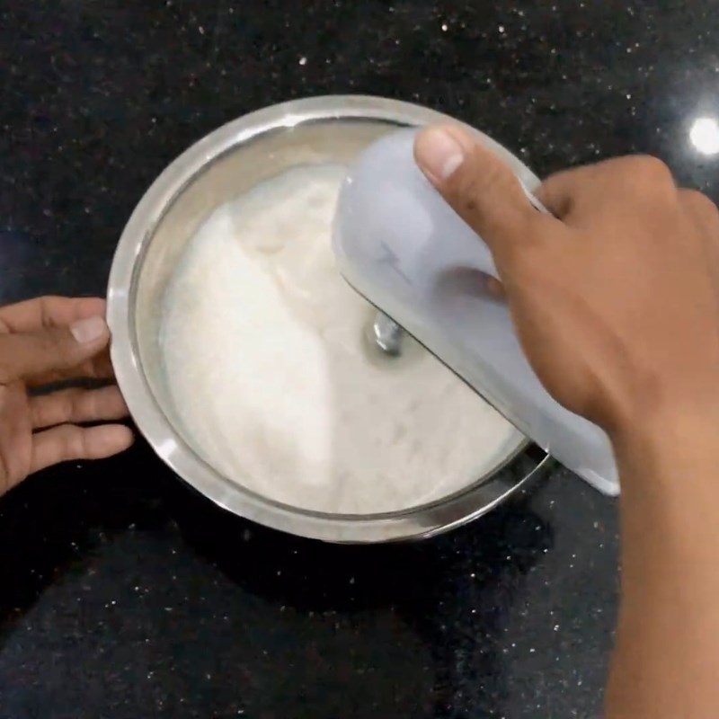 Bước 2 Đánh bông kem muối Kem muối cà phê