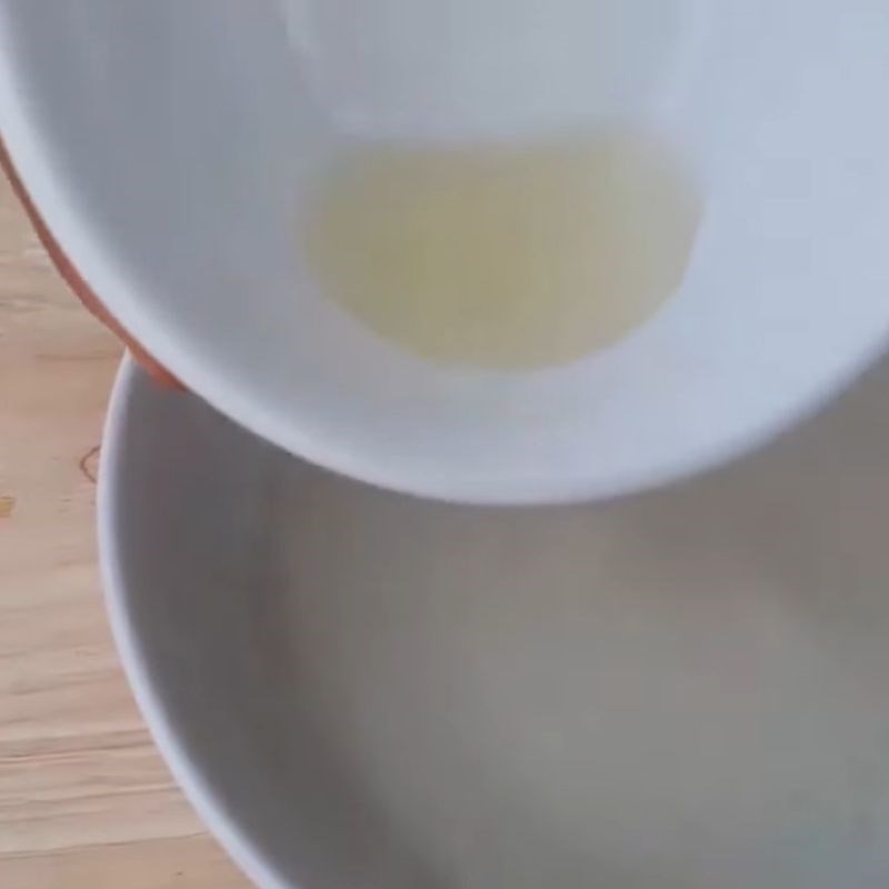 Bước 5 Đánh bông kem tươi với máy đánh trứng Kem tươi tại nhà