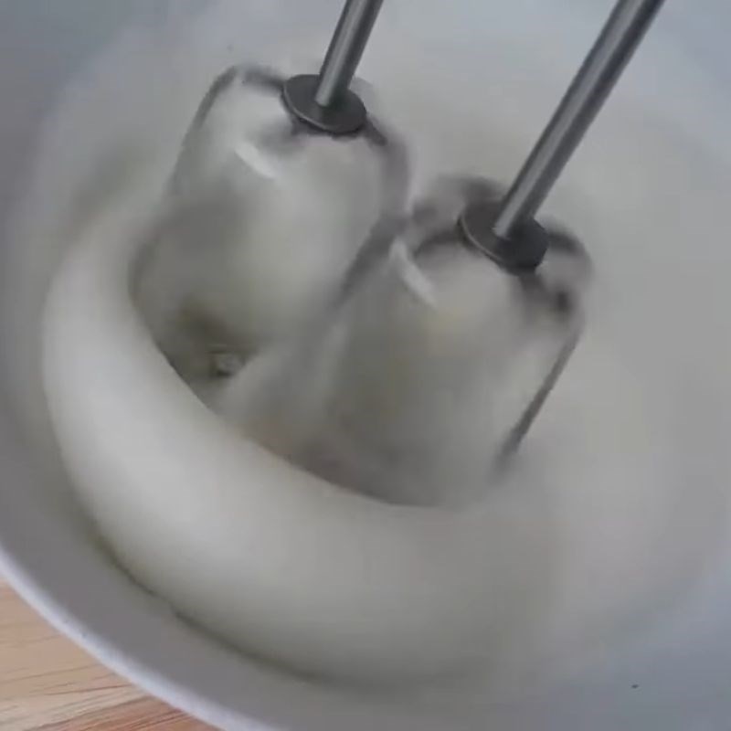 Bước 5 Đánh bông kem tươi với máy đánh trứng Kem tươi tại nhà