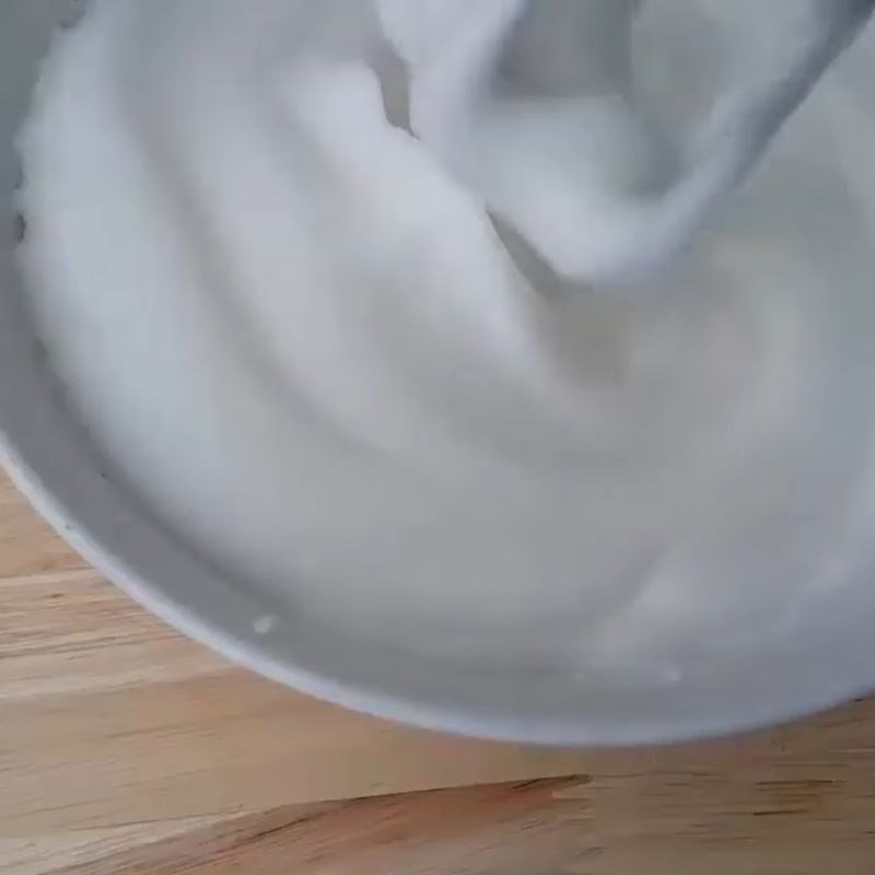 Bước 5 Đánh bông kem tươi với máy đánh trứng Kem tươi tại nhà