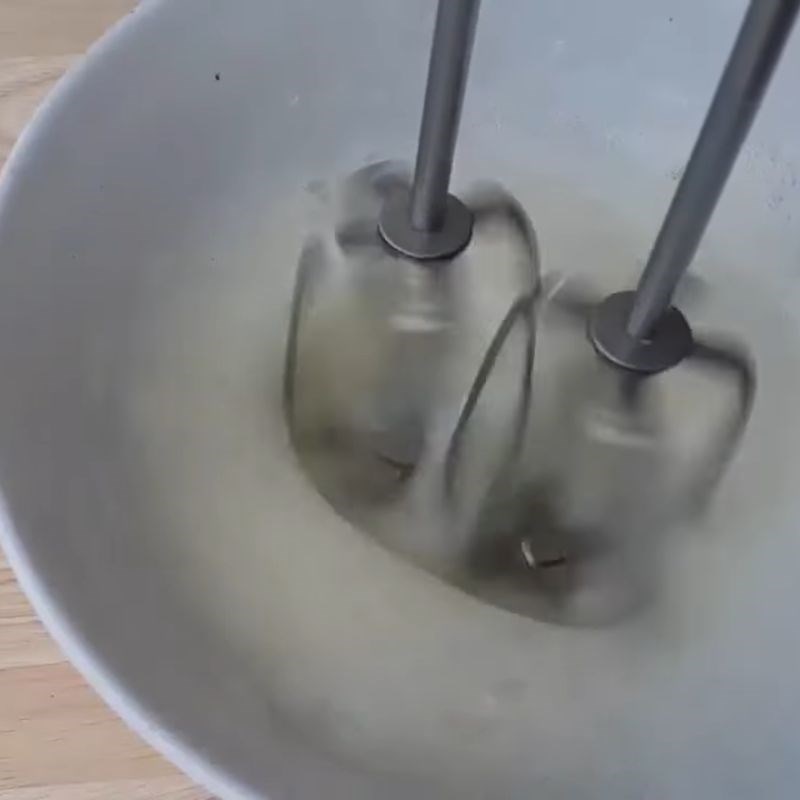 Bước 5 Đánh bông kem tươi với máy đánh trứng Kem tươi tại nhà