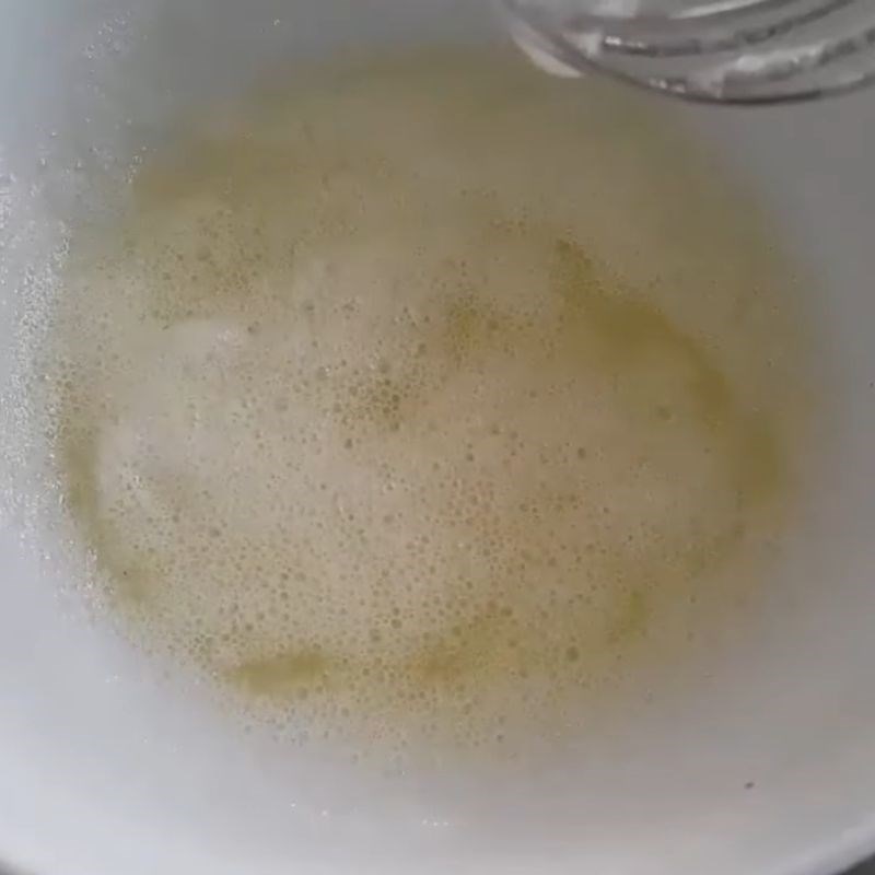 Bước 3 Đánh lòng trắng trứng trên nồi hấp Kem tươi tại nhà