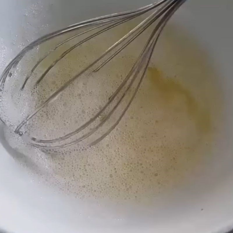 Bước 3 Đánh lòng trắng trứng trên nồi hấp Kem tươi tại nhà