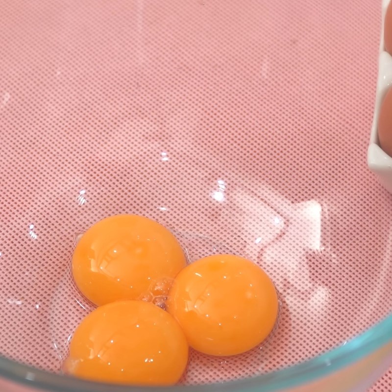 Bước 2 Đánh tan trứng Bánh caramen