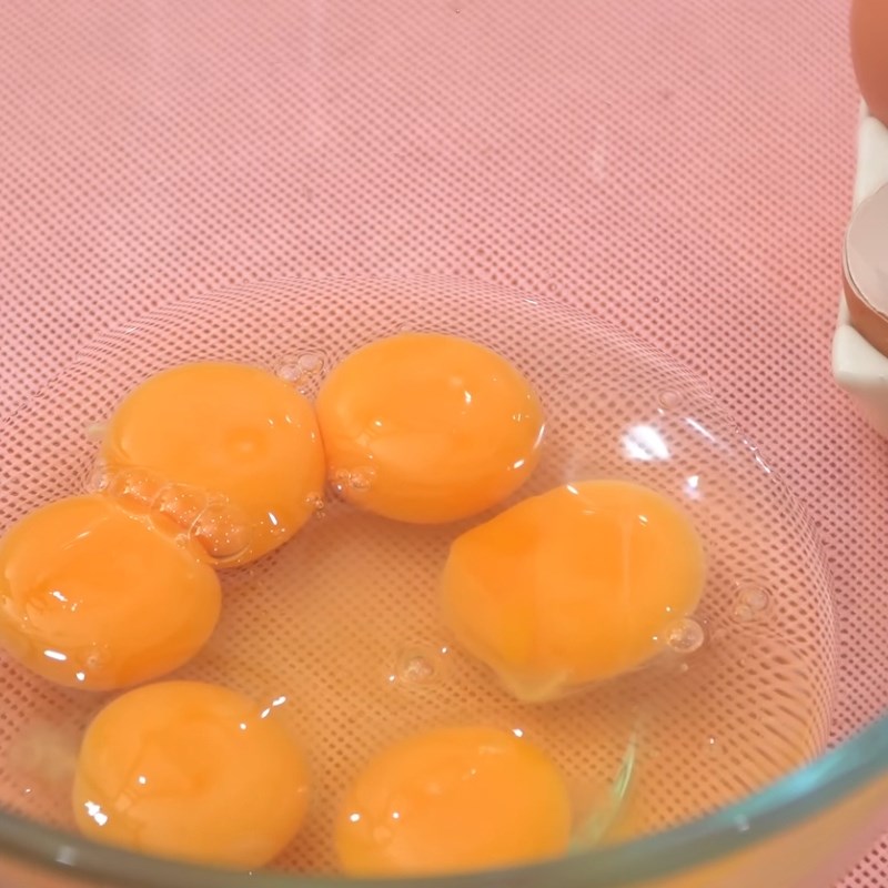 Bước 2 Đánh tan trứng Bánh caramen