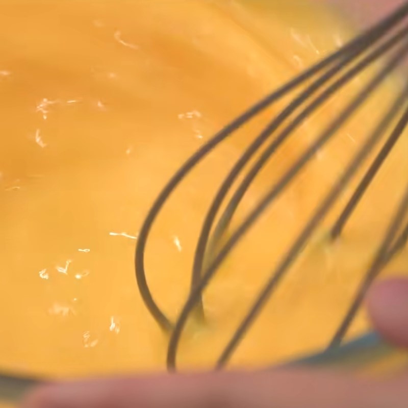 Bước 2 Đánh tan trứng Bánh caramen