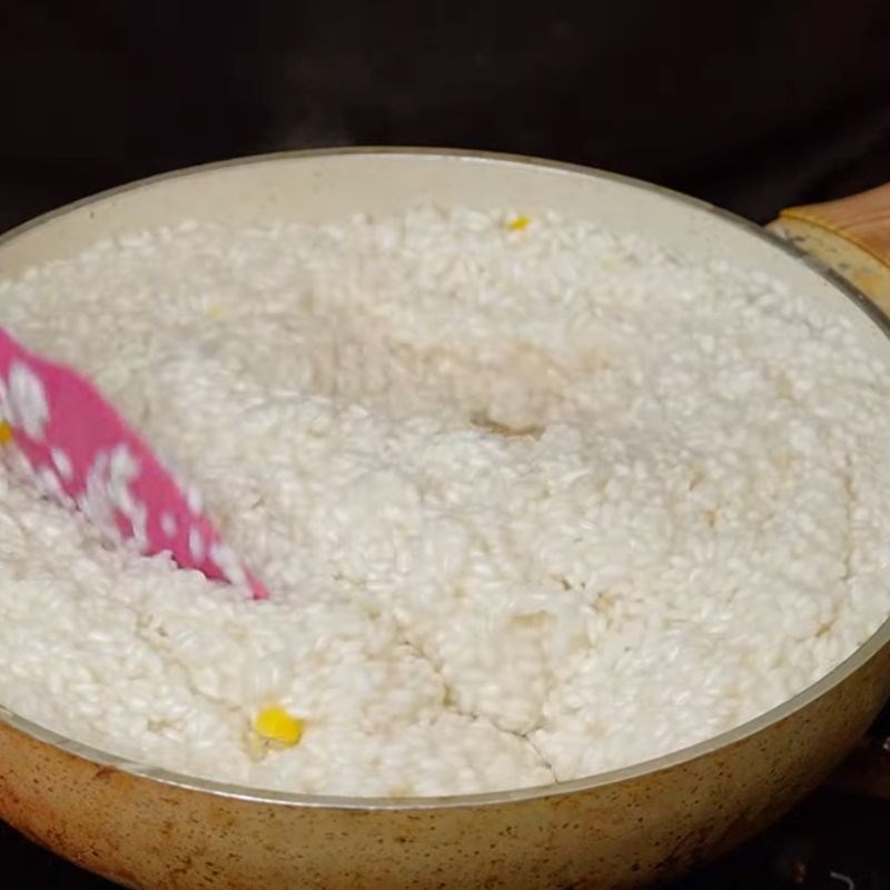 Bước 4 Đảo nếp trước khi hấp Xôi ngô ngọt nước cốt dừa bằng xửng hấp