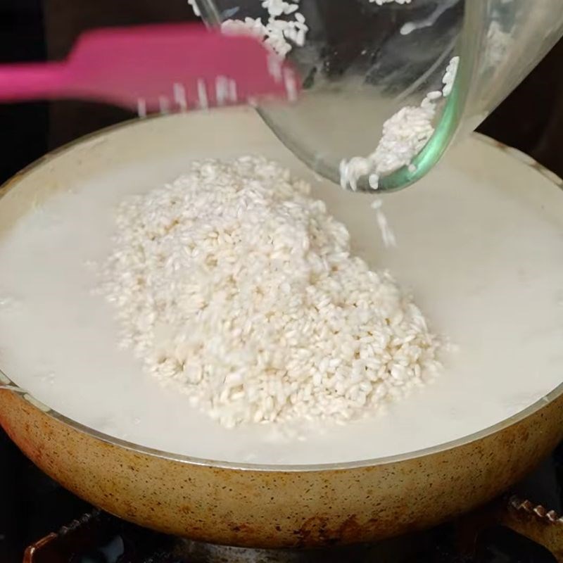 Bước 4 Đảo nếp trước khi hấp Xôi ngô ngọt nước cốt dừa bằng xửng hấp