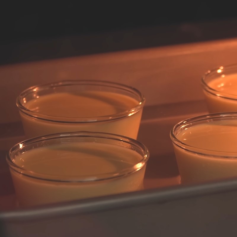 Bước 5 Đổ khuôn và hấp/nướng bánh caramen Bánh caramen