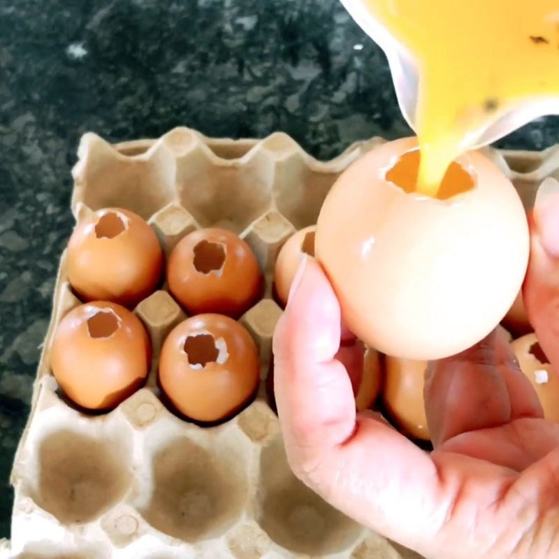 Bước 3 Đổ trứng vào vỏ và cố định Trứng gà nướng bằng nồi chiên không dầu